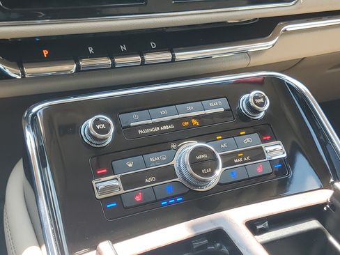 Certified 2024 Lincoln Navigator Reserve AWD/4WD image 18