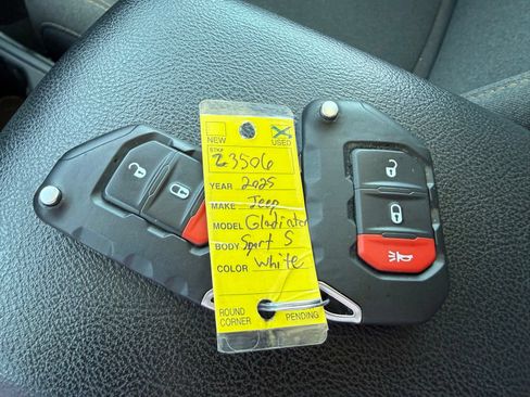Used 2025 Jeep Gladiator Sport AWD/4WD image 41