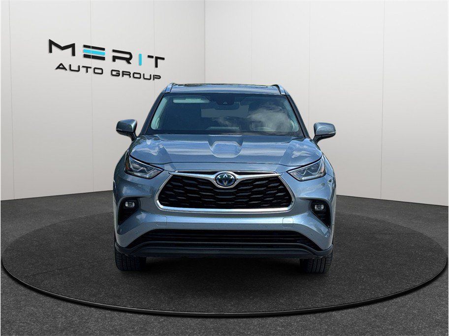 Used 2021 Toyota Highlander Limited FWD image 3