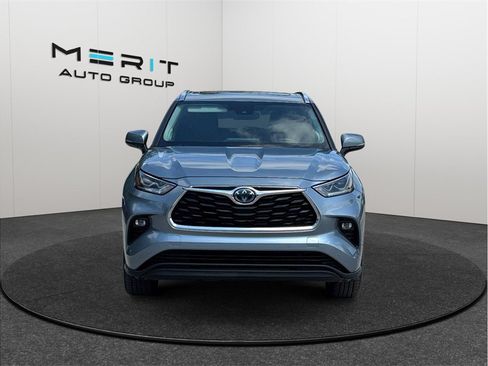 Used 2021 Toyota Highlander Limited FWD image 3