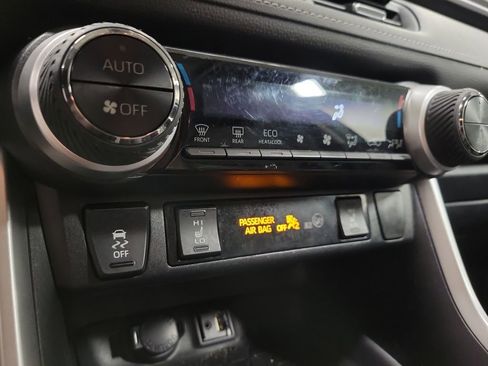 Used 2019 Toyota RAV4 XLE Premium w/ Cold Weather Package AWD/4WD image 18