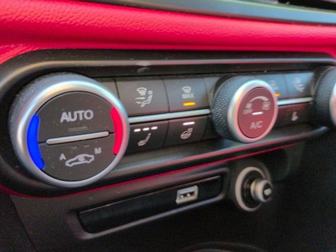Used 2020 Alfa Romeo Giulia AWD w/ Nero Edizione image 29