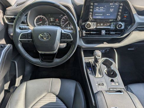 Used 2022 Toyota Highlander XSE FWD image 34