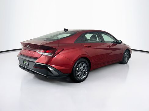 Used 2024 Hyundai Elantra SEL FWD image 9