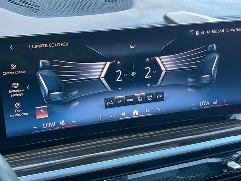 Used 2025 BMW X7 xDrive40i w/ Climate Comfort Package image 27