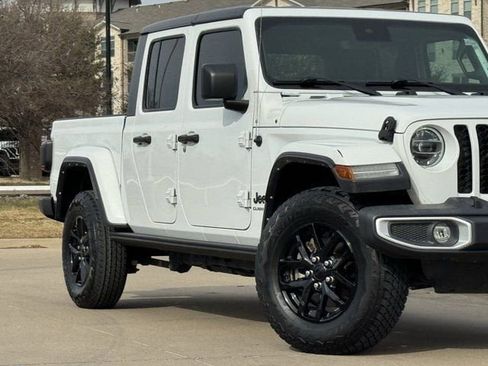 Used 2022 Jeep Gladiator Sport image 3