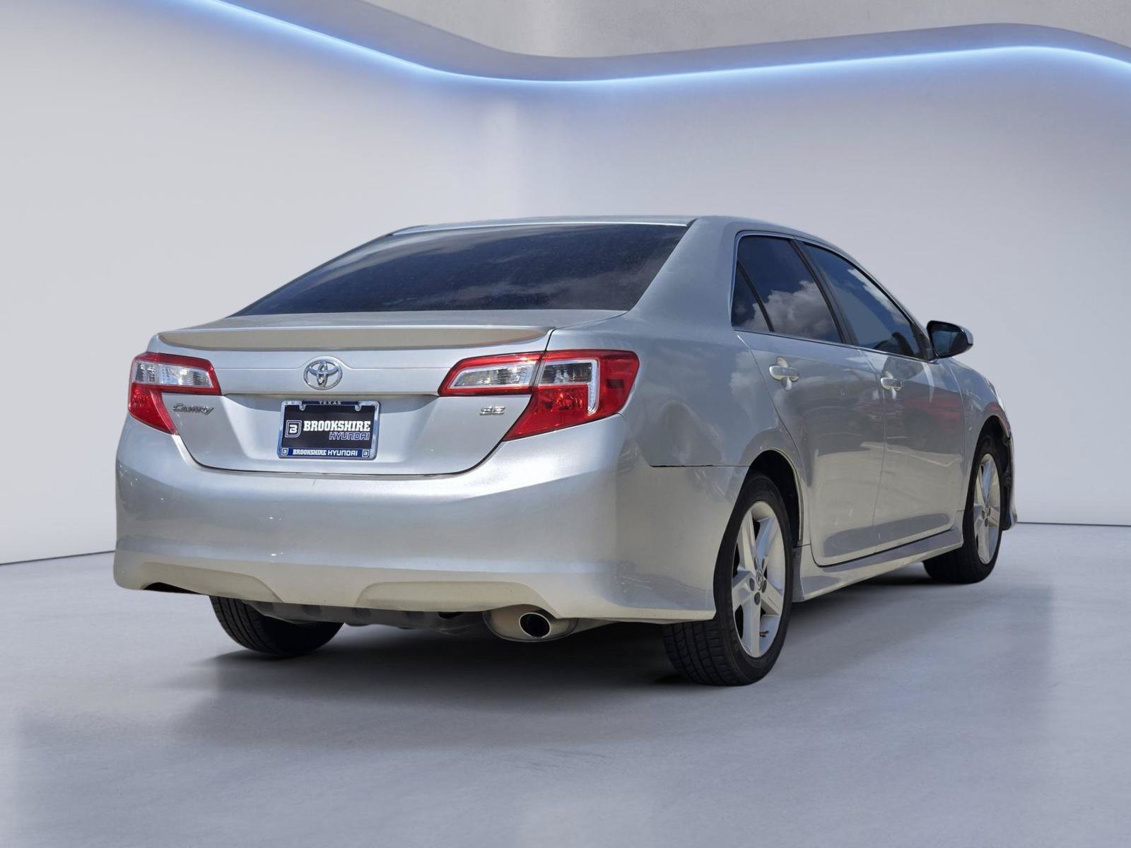 Used 2014 Toyota Camry SE FWD image 6