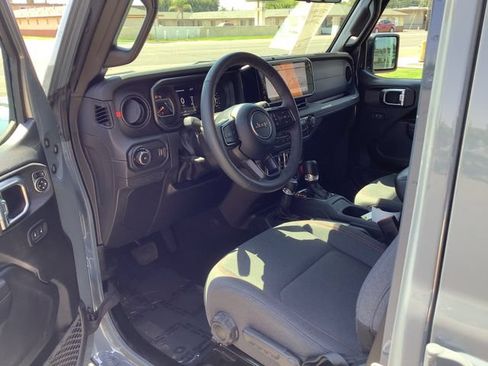 Used 2025 Jeep Wrangler Unlimited Rubicon w/ Convenience Group AWD/4WD image 7