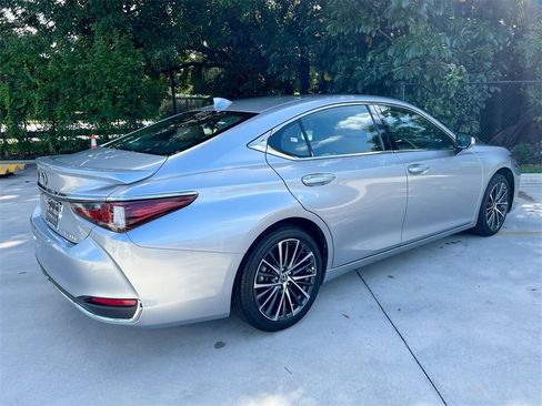 Certified 2025 Lexus ES 300h w/ Premium Package image 7