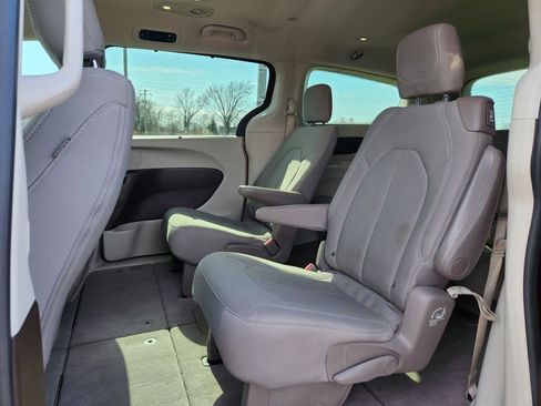 Used 2020 Chrysler Pacifica Touring w/ Cold Weather Group image 30