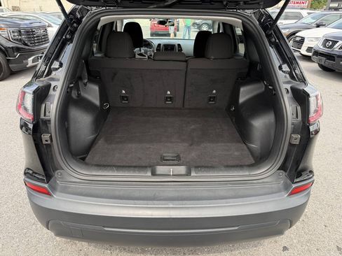Used 2019 Jeep Cherokee Latitude w/ Popular Appearance Group FWD image 23