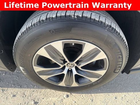 Used 2024 Toyota Highlander XLE image 32