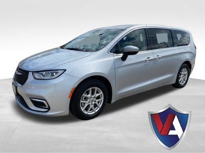 Used 2023 Chrysler Pacifica Touring-L
