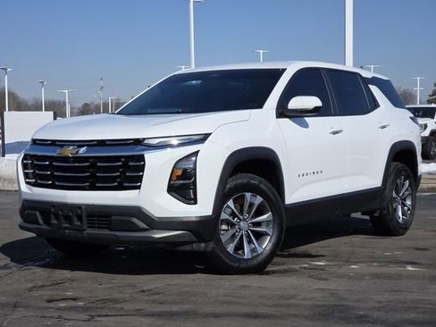 Used 2025 Chevrolet Equinox LT image 2