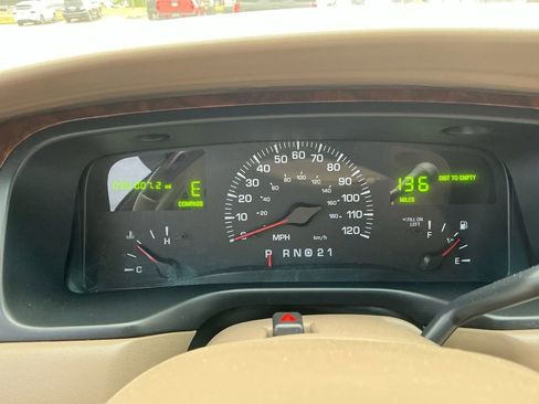 Used 2002 Lincoln Town Car Signature RWD image 19