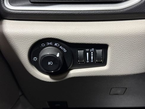 Used 2024 Chrysler Pacifica Touring-L image 18