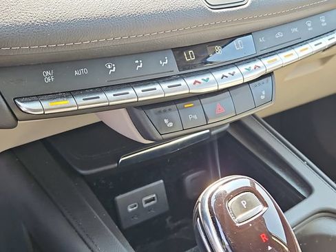 Certified 2022 Cadillac XT4 Luxury w/ Cold Weather Package FWD image 16