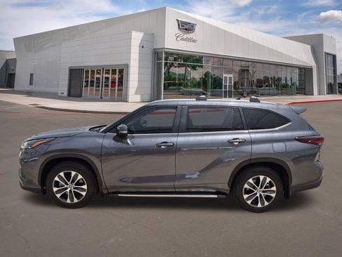 Used 2024 Toyota Highlander XLE FWD image 3