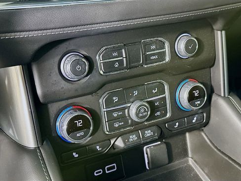 Used 2022 Chevrolet Suburban Z71 w/ Luxury Package image 14