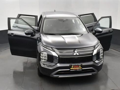 Used 2025 Mitsubishi Outlander SE image 10