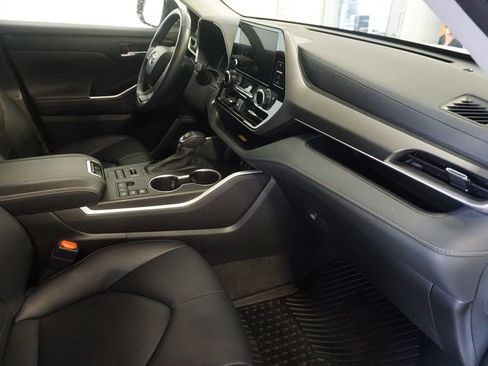 Used 2023 Toyota Highlander XLE AWD/4WD image 22