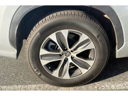 Used 2021 Toyota Highlander XLE image 4