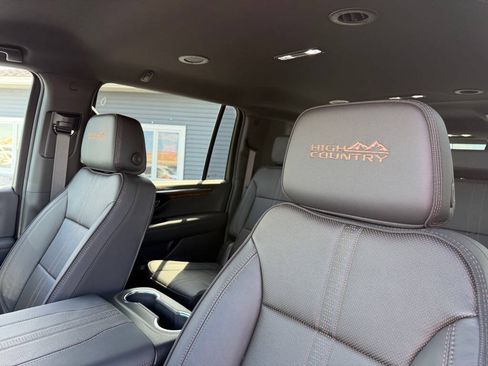 Used 2025 Chevrolet Suburban High Country AWD/4WD image 16