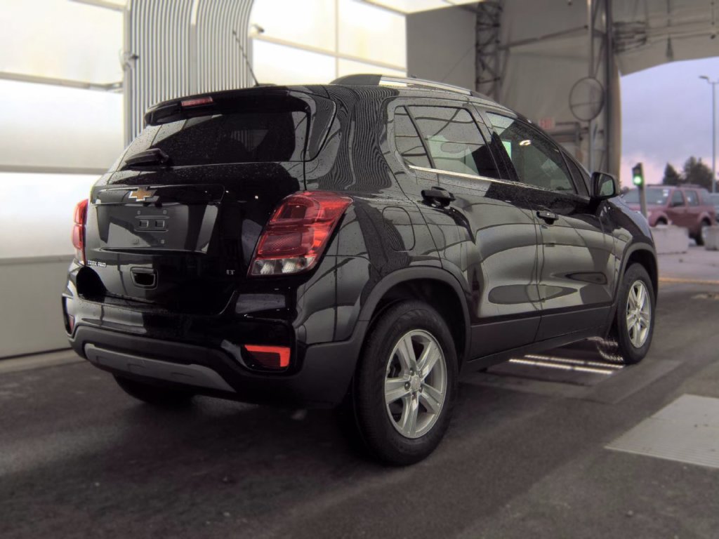 Used 2020 Chevrolet Trax LT w/ Sun & Sound Package AWD/4WD image 3