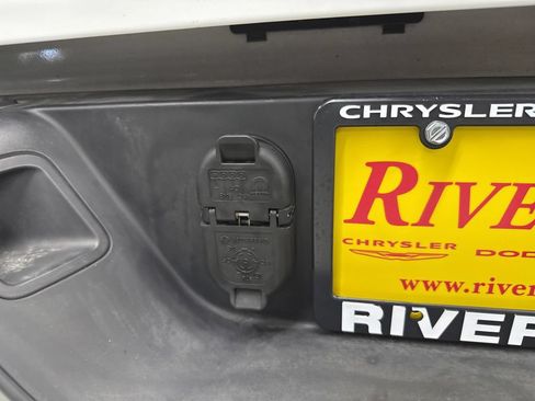 Used 2025 Jeep Gladiator Mojave AWD/4WD image 8