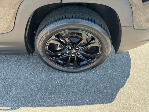 Used 2022 GMC Terrain SLE w/ Driver Convenience Package AWD/4WD image 9