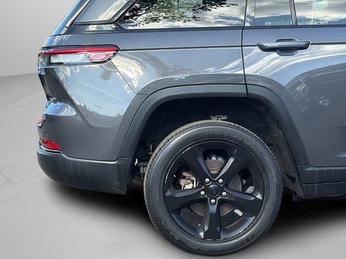 Used 2023 Jeep Grand Cherokee Altitude AWD/4WD image 25
