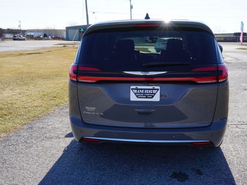 Used 2023 Chrysler Pacifica Touring-L image 20