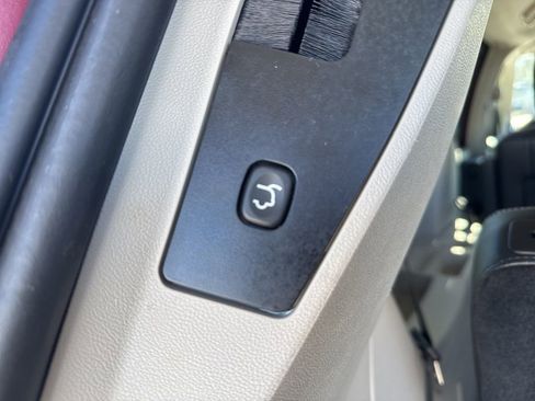 Used 2015 Chrysler Town & Country Touring image 8