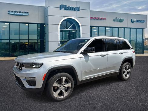 Used 2025 Jeep Grand Cherokee Limited w/ Luxury Tech Group II AWD/4WD image 4