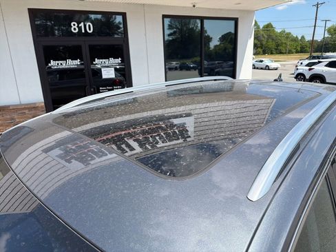 Used 2023 Volkswagen Tiguan SE w/ Panoramic Sunroof Package FWD image 12