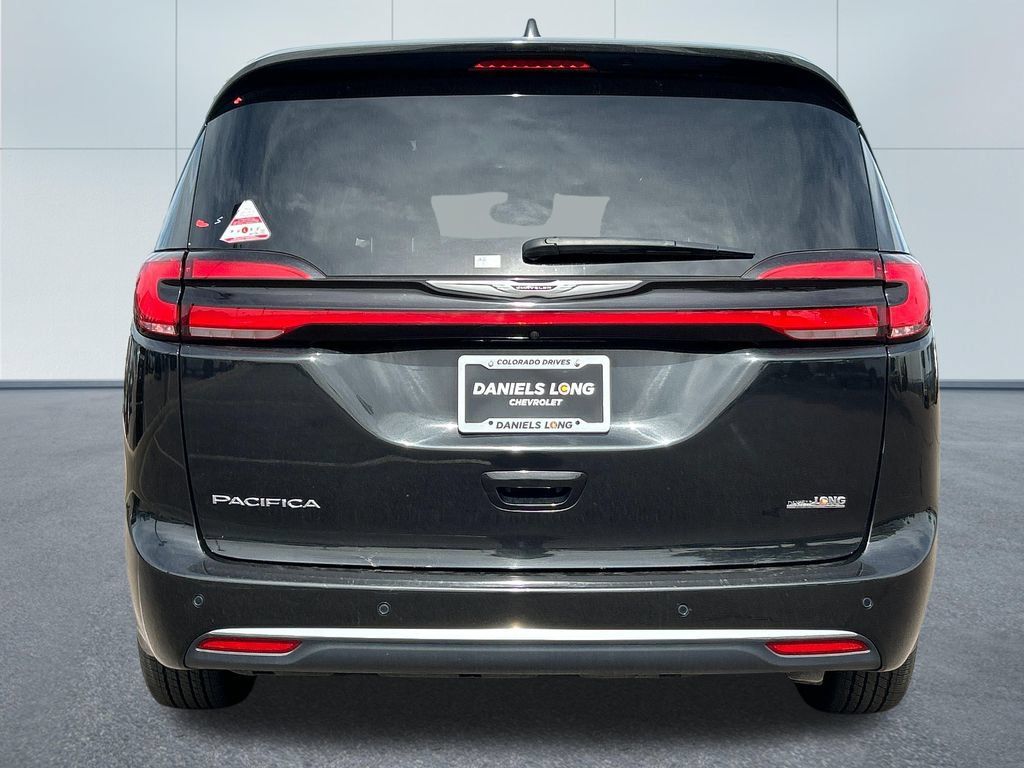 Used 2024 Chrysler Pacifica Touring-L FWD image 4