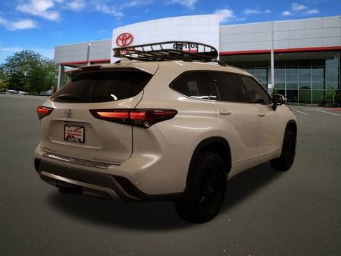 New 2026 Toyota Highlander Platinum image 2