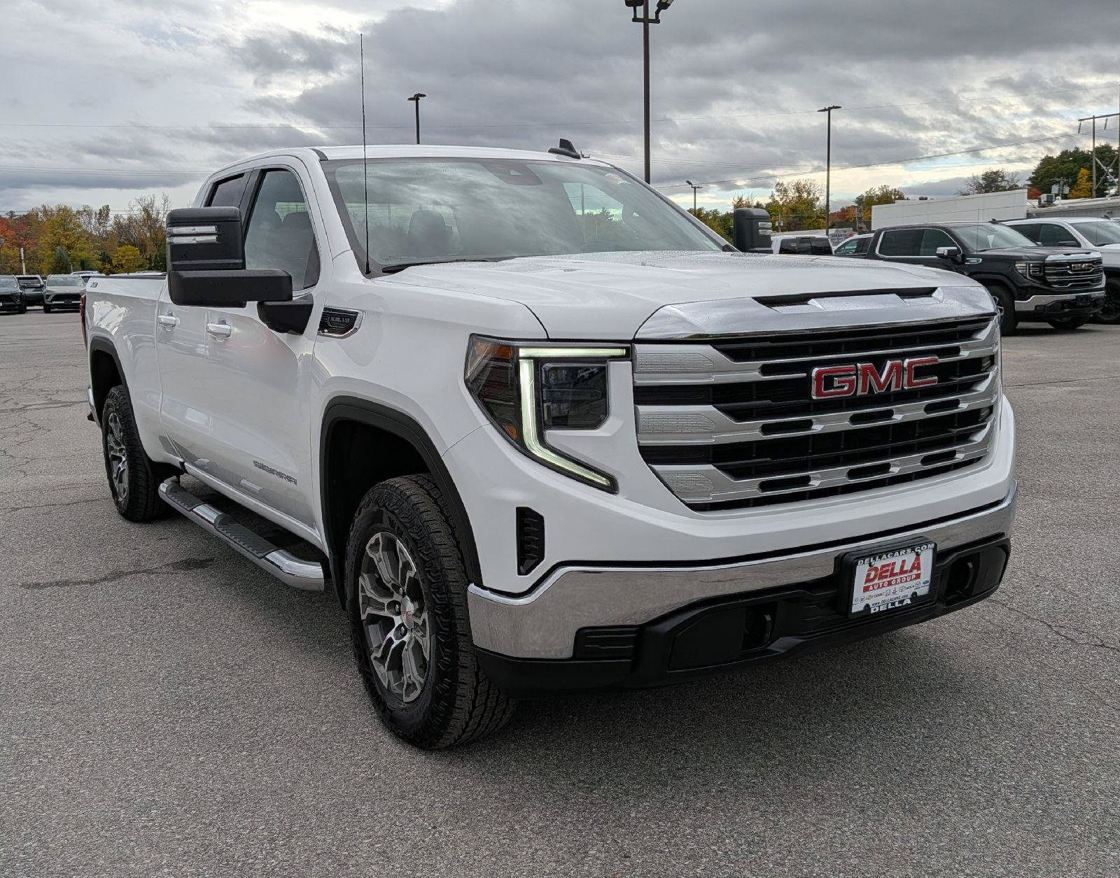 Used 2025 GMC Sierra 1500 SLE AWD/4WD image 3
