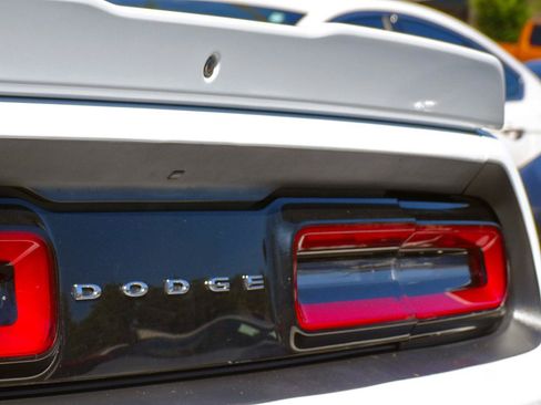 Used 2015 Dodge Challenger SRT Hellcat RWD image 26