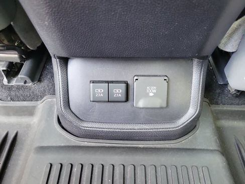 Used 2021 Toyota Highlander Limited FWD image 10