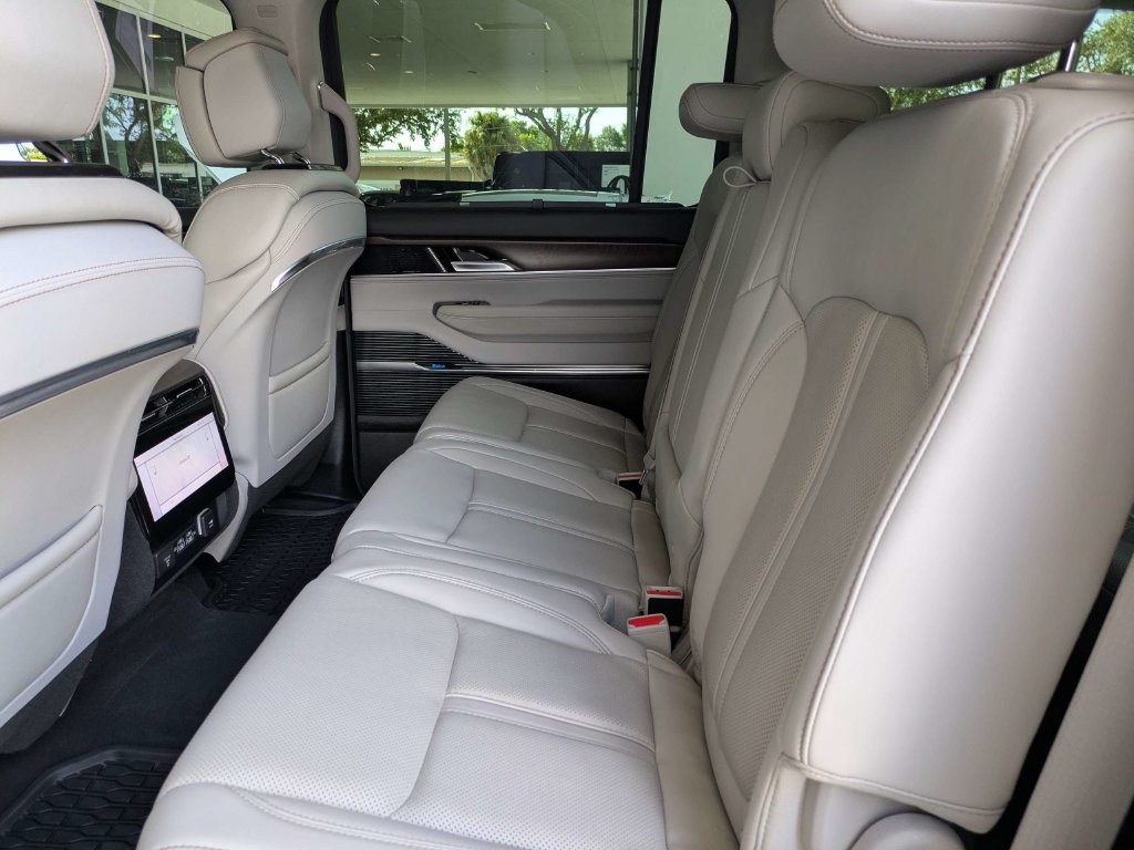 Used 2023 Jeep Grand Wagoneer L 4WD w/ Flexible Seating Group image 16