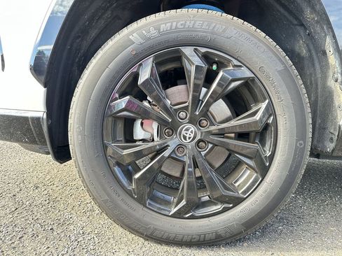 Used 2023 Toyota RAV4 SE image 18