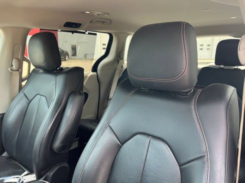 Used 2020 Chrysler Pacifica Touring-L Plus FWD image 3