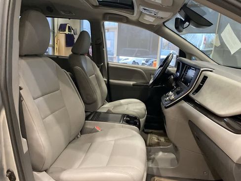 Used 2019 Toyota Sienna XLE image 24