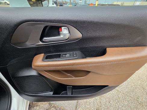 Used 2019 Chrysler Pacifica Limited w/ Advanced Safetytec Group image 28