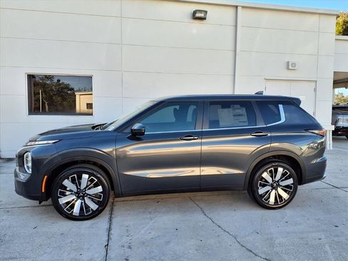 Used 2026 Mitsubishi Outlander SE FWD image 2