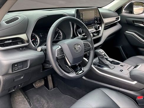 Used 2020 Toyota Highlander XLE image 17