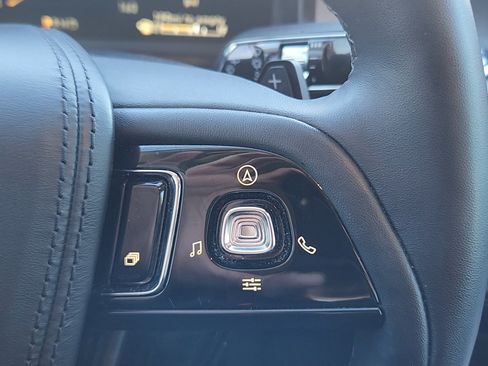 Used 2024 Lincoln Aviator AWD w/ Premium Package image 13