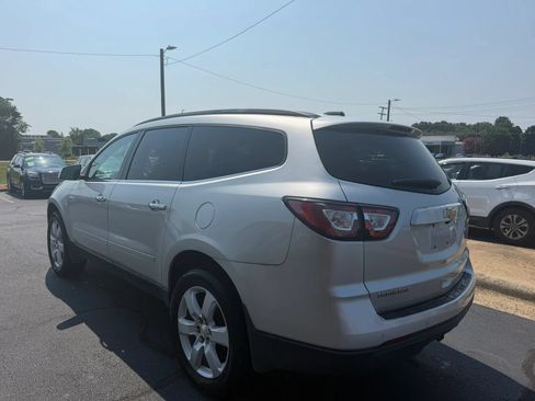 Used 2017 Chevrolet Traverse LT w/ Style and Technology Package FWD image 5