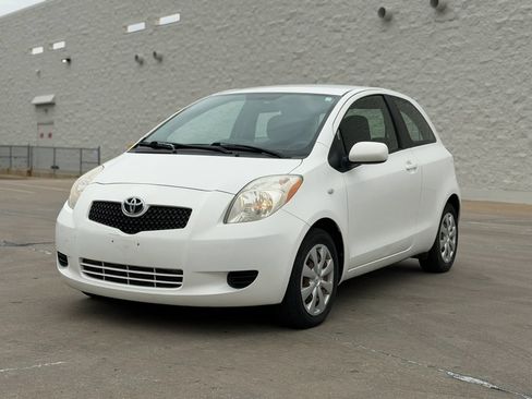 Used 2007 Toyota Yaris 2-Door Hatchback image 3